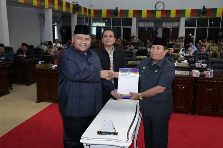   Ketua DPRD Rohul Novliwanda Ade Putra, Wakil Ketua DPRD Nono Prtama Putra dan Bupati Sukiman, menandatangani berita acara pengesahan RTRW menjadi Perda RTRW Rohul 2019-2039.